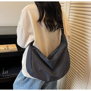 Borsa a tracolla a quadretti grigio scuro con ampia tracolla indossata sulla schiena