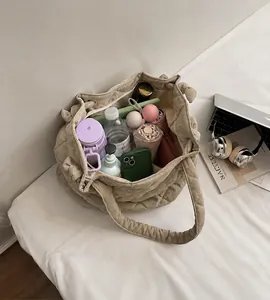 Intérieur spacieux du cabas matelassé beige montrant une grande capacité de rangement