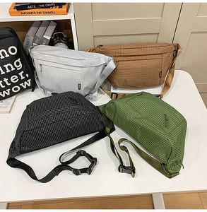 Détail de grands sacs bandoulière en nylon à carreaux en quatre couleurs avec sangles réglables