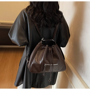 Vue détaillée d'un sac à dos vintage en cuir matelassé marron foncé sur le dos