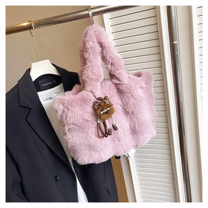 Détail d'un cabas en fausse fourrure rose montrant la texture douce et le charme animal