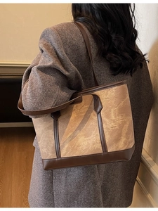 Große Retro-Tragetasche mit Marmortextur, dunkelbraunen Griffen und Schultergurt für Damen