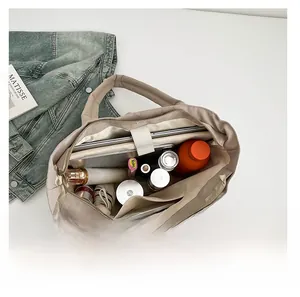 Vue de dessus de l'intérieur du grand sac fourre-tout montrant le compartiment ordinateur