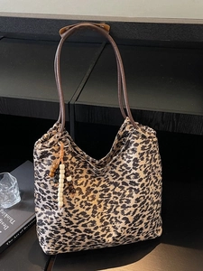 Grand sac fourre-tout à imprimé léopard avec bandoulières brunes et breloque en bois