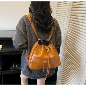 Vue détaillée du sac cabas matelassé en cuir caramel avec cordon et poche zippée