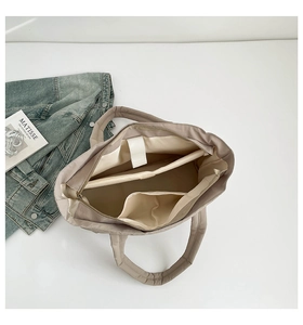 Vue de dessus du grand sac cabas matelassé montrant les compartiments intérieurs