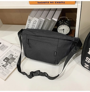 Détail du sac de poitrine en nylon à carreaux avec sangle réglable et logo