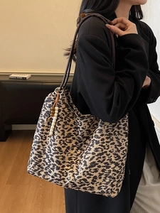 Grand sac cabas à imprimé léopard avec breloque en perles et bandoulière marron