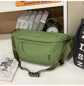 Détail de la sacoche en nylon à carreaux verts avec étiquette BÜFAN et boucle solide