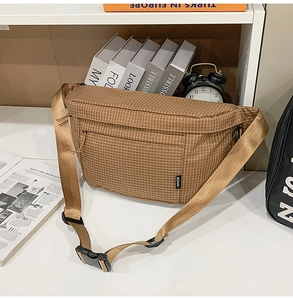 Vue détaillée du sac de poitrine en nylon à carreaux marron avec sangle réglable