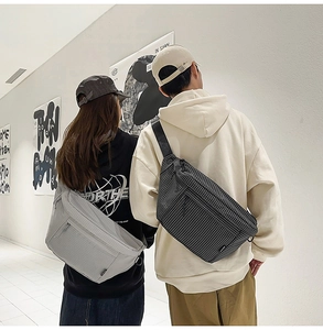 Détails des sacs messagers en nylon à carreaux avec larges bandoulières réglables