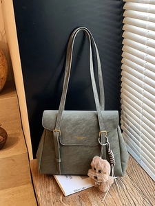 Sac fourre-tout vert olive en similicuir avec longues bandoulières et breloque chien