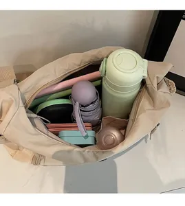 Vue de dessus de l'intérieur spacieux du sac bandoulière en nylon avec rangement quotidien