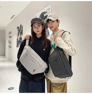 Vue détaillée des sacs bandoulière élégants en nylon à carreaux, noir et gris