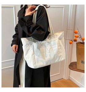 Vue détaillée d'un grand sac cabas blanc avec poche à cordon et tissu en nylon
