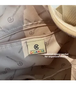 Vue macro de l'intérieur du sac en nylon avec doublure griffée et poche zippée sûre