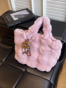Sac fourre-tout rose en fausse fourrure pour femme avec pendentif chien mignon d'hiver