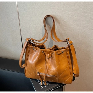 Détail du sac seau à cordon en similicuir marron gingembre avec matelassage diamant