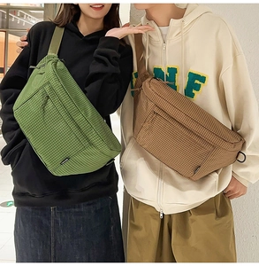 Détail de sacs bandoulière en nylon à carreaux vert et marron portés par des mannequins
