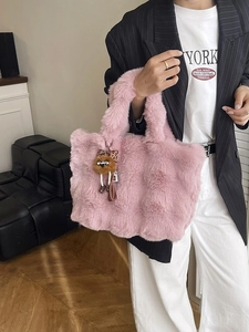 Sac fourre-tout rose en peluche avec un charme de poupée marron pour l'hiver