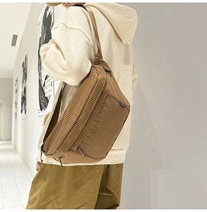 Vue arrière du sac à bandoulière en nylon quadrillé marron avec sangle réglable