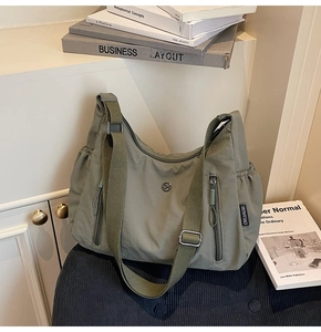 Détail du sac à bandoulière en nylon vert armée avec sangle réglable et poches