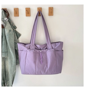 Détail du sac cabas en nylon lavande avec poche à cordon et compartiments latéraux pratiques