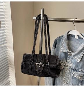 Détail du sac à bandoulière en denim délavé vintage Y2K avec boucle en métal argenté