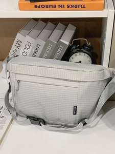 Sac à bandoulière gris en nylon à carreaux avec sangle réglable pour un usage quotidien