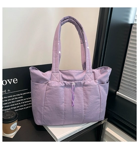 Détail du grand sac cabas matelassé lilas avec poches latérales et cordon de serrage