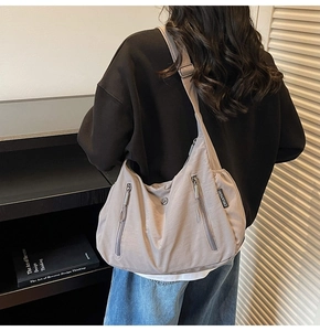 Vue détaillée du grand sac bandoulière en nylon imperméable avec poches zippées