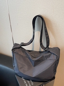 Borsa a tracolla minimalista a scacchi bianchi e neri con tracolla regolabile per uso quotidiano