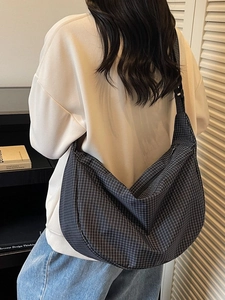 Borsa a mezzaluna a quadretti neri minimalista con tracolla regolabile per uso quotidiano