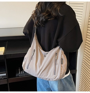Vue arrière détaillée d'un sac bandoulière en nylon taupe résistant à l'eau à zips