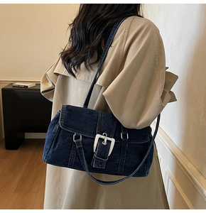 Détail du sac Boston vintage en jean avec boucle en métal argenté et bandoulière