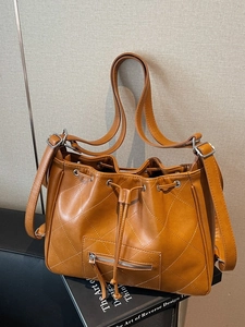 Sac seau matelassé marron vintage avec cordon de serrage et détails argentés