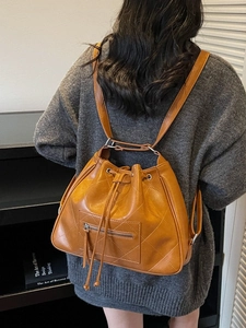 Sac à dos seau matelassé marron avec cordon de serrage et texture cuir raffinée