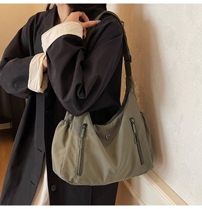Détail du grand sac bandoulière en nylon vert olive avec double fermetures éclair verticales