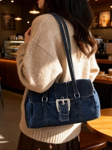 Sac Boston vintage en denim bleu foncé avec boucle en métal argenté sur la bandoulière