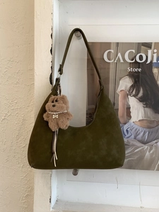 Bolso hobo de ante verde oscuro con colgante de perrito de peluche y correa de hombro