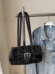 Sac Boston vintage en denim délavé foncé avec boucles métalliques et bandoulières