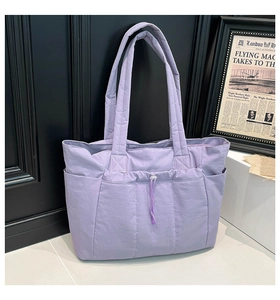 Gros plan du sac fourre-tout matelassé violet clair avec poche latérale et nylon