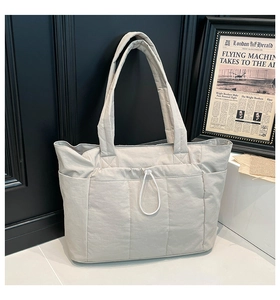 Vue détaillée du sac cabas léger en nylon avec cordon de serrage et poches latérales
