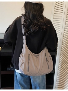 Sac bandoulière en nylon imperméable gris Morandi avec grande capacité et poches zippées