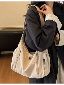 Sac fourre-tout en nylon beige imperméable avec poches zippées pour un style décontracté
