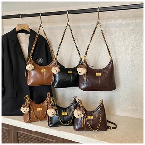 Detailed comparison of quilted chain bags in three colors and two sizes with bear charm