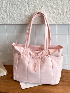 Grand sac cabas matelassé rose clair avec poches à cordon pour les trajets quotidiens