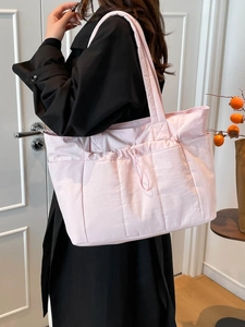 Grand sac à bandoulière rose pour femme avec poches à cordon dans un style moderne