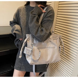 Sac cabas en similicuir gris avec cordons et poches porté à l'épaule pour femme