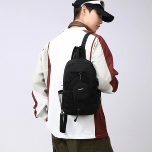 Borsa tattica da petto nera versatile con cordino e astuccio rimovibile mostrata su modello